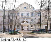 Дворик.  Жилой дом в Бутырском хуторе, построенный пленными немцами в 1947-1948 годах (2011 год). Стоковое фото, фотограф Валерия Попова / Фотобанк Лори
