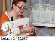 Портниха - женщина шьет одежду на дому. Стоковое фото, фотограф Андрей Аркуша / Фотобанк Лори