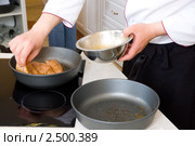 Шеф-повар готовит куриное филе. Стоковое фото, фотограф паша семенов / Фотобанк Лори