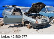Разграбленный автомобиль (2011 год). Редакционное фото, фотограф Александр Щепин / Фотобанк Лори