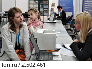 Женщина с ребенком ищет работу на ярмарке вакансий (2011 год). Редакционное фото, фотограф Анна Мартынова / Фотобанк Лори