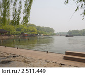 Прогулочные катера у пристани на Озере Сиху в Китае (2011 год). Стоковое фото, фотограф Владимир Чинин / Фотобанк Лори