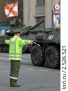 Сотрудник ВАИ командует прохождением военной техники (2011 год). Редакционное фото, фотограф Игорь Долгов / Фотобанк Лори