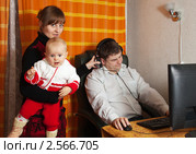 Мама с дочкой беспокоят работающего папу. Стоковое фото, фотограф Яков Филимонов / Фотобанк Лори