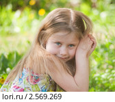 Обаятельная девочка со сложенными руками. Стоковое фото, фотограф Alexandra Ustinskaya / Фотобанк Лори