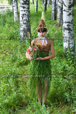 Девушка в костюме из цветов, фестиваль флористики «Цветень» (2010 год). Редакционное фото, фотограф ElenArt / Фотобанк Лори