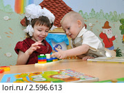 Дети в ясельной группе играют в развивающую игру (2011 год). Редакционное фото, фотограф Вячеслав Палес / Фотобанк Лори