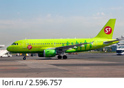 Самолет Airbus A319 авиакомпании "Сибирь" на взлетной полосе аэропорта (2011 год). Редакционное фото, фотограф Николай Винокуров / Фотобанк Лори