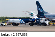 Авиазаправщик компании "Газпромнефть" производит заправку самолета Boeing 737 авиакомпании "Нордавиа" (2011 год). Редакционное фото, фотограф Николай Винокуров / Фотобанк Лори