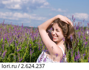 Юная девушка гуляет в поле. Стоковое фото, фотограф Макарова Елена / Фотобанк Лори