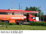 Бензовоз у автозаправочной станции "Лукойл" (2011 год). Редакционное фото, фотограф Щеголева Ольга / Фотобанк Лори