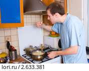 Молодой человек готовит пищу на кухне. Стоковое фото, фотограф паша семенов / Фотобанк Лори