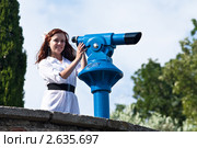 Красивая девушка смотрит в телескоп. Стоковое фото, фотограф Иван Губанов / Фотобанк Лори