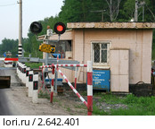 Железнодорожный переезд, оснащенный барьерами-автоматами. Стоковое фото, фотограф Щеголева Ольга / Фотобанк Лори