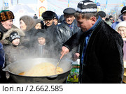На празднике Наурыз (Навруз) повар-узбек готовит плов (2009 год). Редакционное фото, фотограф Юлия Врублевская / Фотобанк Лори