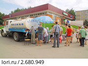 Подмосковье. Сычево. Торговля молоком из цистерны молоковоза (2011 год). Редакционное фото, фотограф Сергей Соболев / Фотобанк Лори