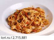 Паста с овощами,каперсами,специями и острым соусом. Итальянская кухня. Стоковое фото, фотограф Gagara / Фотобанк Лори