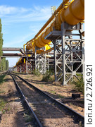 Газопровод высокого давления рядом с железной дорогой. Стоковое фото, фотограф Кекяляйнен Андрей / Фотобанк Лори