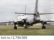 Наполовину покрашенный Буран и самолет Ту-16 на площадке заброшенных самолетов авиасалона МАКС 2011, Жуковский, Россия. Редакционное фото, фотограф Николай Винокуров / Фотобанк Лори