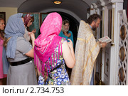 Чтение молитвы для матери перед крещением (2011 год). Редакционное фото, фотограф Кекяляйнен Андрей / Фотобанк Лори