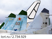 Крупный план хвостов старых военных самолетов и космического корабля Буран на авиасалоне МАКС 2011, Жуковский. Редакционное фото, фотограф Николай Винокуров / Фотобанк Лори