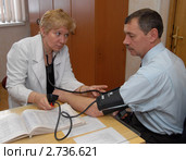 Подготовка водителей автобусов к рейсу. Проверка давления в медпункте. (2009 год). Редакционное фото, фотограф Юрий Пирогов / Фотобанк Лори