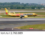 Самолет Boeing 737-800 немецкой авиакомпании TUIfly, входящей в крупнейшую туристическую компанию TUI, с нанесенной на борт рекламой садиться в аэропорту (2011 год). Редакционное фото, фотограф Николай Винокуров / Фотобанк Лори