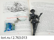 Фигурка Дон Кихота на раскрытой книге (2011 год). Редакционное фото, фотограф Александр Щепин / Фотобанк Лори