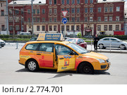 Новое желтое такси на Комсомольской площади (2011 год). Редакционное фото, фотограф Володина Ольга / Фотобанк Лори