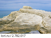 Причудливая скала на мысе Столбчатый, остров Кунашир, Курильская гряда. Редакционное фото, фотограф RedTC / Фотобанк Лори