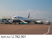 Подготовка самолёта Boeing 767-300 авиакомпании Transaero к полёту на перроне аэропорта Домодедово (2011 год). Редакционное фото, фотограф Lora / Фотобанк Лори
