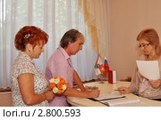 Взрослая пара в загсе (2011 год). Редакционное фото, фотограф Анна Мартынова / Фотобанк Лори