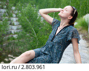 Молодая женщина в платье сидя. Стоковое фото, фотограф hunta / Фотобанк Лори