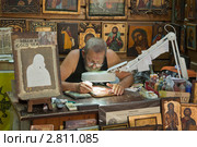 Иконописец за работой (2011 год). Редакционное фото, фотограф Gagara / Фотобанк Лори