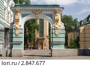 Москва, старинные ворота жилого дома с декоративным украшением (2007 год). Редакционное фото, фотограф Солодовникова Елена / Фотобанк Лори