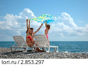 Семья на пляже. Стоковое фото, фотограф Светлана Полушкина / Фотобанк Лори