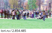 Люди, гуляющие в парке "Царицыно" в выходной день. Москва (2011 год). Редакционное видео, видеограф Сергей Лаврентьев / Фотобанк Лори