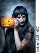 Макияж и стиль для хэллоуин. Красивая сексуальная брюнетка с тыквой. Halloween makeup. Стоковое фото, фотограф katalinks / Фотобанк Лори