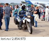 Полицейский на мотоцикле в толпе людей на МАКСе 2011. Редакционное фото, фотограф SevenOne / Фотобанк Лори