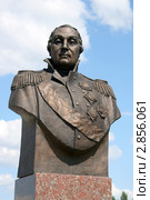 Памятник (бюст) русскому полководцу Михаилу Илларионовичу Голенищеву-Кутузову. Государственный военно-исторический музей-заповедник "Прохоровское поле" (2011 год). Редакционное фото, фотограф Щеголева Ольга / Фотобанк Лори