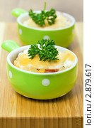 Запеченное мясо в горшочках - кокотницах с помидором и сыром. Стоковое фото, фотограф ElenArt / Фотобанк Лори