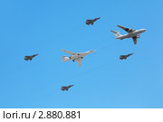 Москва - 9 мая: Ил-76 и Ту-160 сопровождении группы истребителей на параде в честь победы в Великой Отечественной войне 9 мая 2010 года в Москве. Редакционное фото, фотограф Losevsky Pavel / Фотобанк Лори