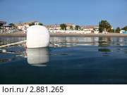 Белый буй в соленой воде вблизи пляжа. Стоковое фото, фотограф Losevsky Pavel / Фотобанк Лори