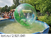 Водный шар на День города в Кимрах Тверской области (2011 год). Редакционное фото, фотограф stargal / Фотобанк Лори