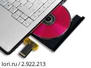 Ноутбук с открытым приводом компакт-диска и USB флеш-накопителем на белом фоне. Стоковое фото, фотограф Александр Стулов / Фотобанк Лори