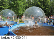Водный шар на День города в Кимрах. Тверской области (2011 год). Редакционное фото, фотограф stargal / Фотобанк Лори