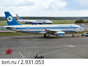 Самолет Airbus A320 авиакомпании Azal Азербайджанские авиалинии совершает подготовку к взлету на взлетной полосе аэропорта Домодедово, Москва, Россия (2011 год). Редакционное фото, фотограф Николай Винокуров / Фотобанк Лори
