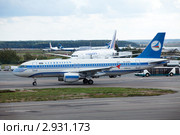 Самолет Airbus A320 авиакомпании Azal Азербайджанские авиалинии совершает подготовку к взлету на взлетной полосе аэропорта Домодедово, Москва, Россия (2011 год). Редакционное фото, фотограф Николай Винокуров / Фотобанк Лори