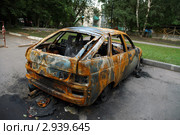 Сгоревший легковой автомобиль во дворе многоэтажки. Москва (2011 год). Редакционное фото, фотограф Полина Пчелова / Фотобанк Лори