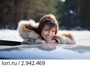 Молодая женщина около своего автомобиля. Стоковое фото, фотограф Яков Филимонов / Фотобанк Лори